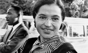 Rosa Parks (en el fondo Luther King jr.)