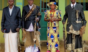 A delegação de autoridades tradicionais das províncias da Lunda-Norte e Lunda-Sul (da esquerda para a direita): Regedor Mwambumba, Regedor Zovo, Mwanitete e MwaCapenda Camulemba.  Fonte: Maka Angola.