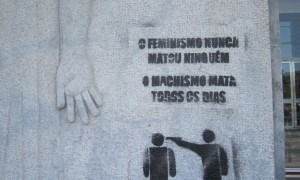 "El feminismo nunca mató a nadie. El machismo mata todos los días". Grafitti en Coímbra. Foto: FadoCracia.