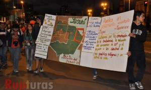 "Zapateo" en contra de la explotación del Yasuní. Foto: Rupturas.
