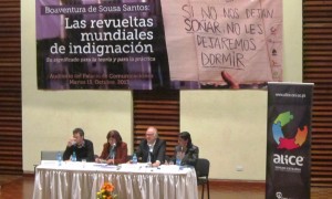 Conferencia en el Palacio de Comunicaciones, La Paz - Bolivia. Boaventura de Sousa Santos con los comentaristas María Teresa Zegada y Salvador Schavelzon, y la moderadora Ivonne Farah.