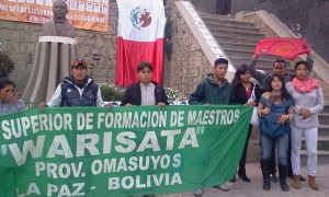 Estudiantes de la Normal Superior de Warisata en el acto de solidaridad con los 43 desaparecidos de Ayotzinapa realizado en la ciudad de La Paz.